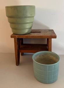 ULR - Two Vintage Haeger Planter Pots and Wooden Bench