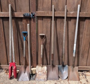 BY - Mixed Lot Yard Shovels & Post Hole Digger