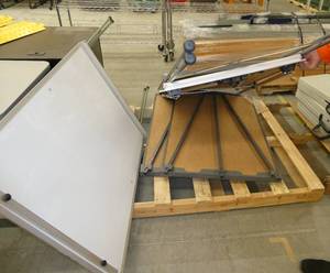 Pallet of 5 easels, whiteboard and paper