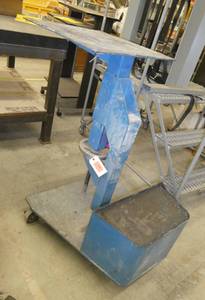 Adjustable height machine stand