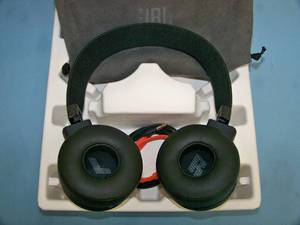 JBL Live 675NC Wireless True Adaptive Noise-Cancelling On-Ear Headphones - in Original Box
