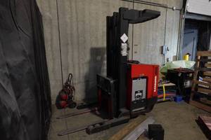 Raymond EASI 3000 Lb Capacity 36V Electric Order Picker Forklift with Charger