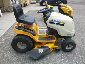 Cub Cadet LT1042 Riding Lawn Mower