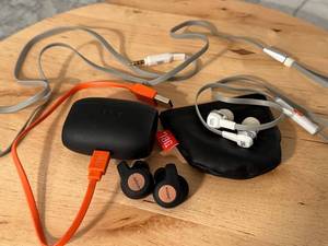 Jabra Earbuds & Charging Cases Mixed Lot