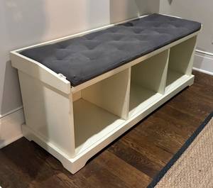 E - StorageEntry Bench with Cushion