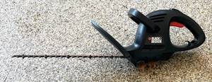 G - Black & Decker 16 in Hedge Trimmer Model TR1600