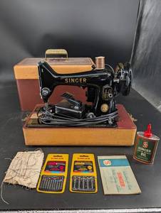 Vintage Singer 99K Sewing Machine With Case & Accessories
