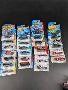 Hot Wheels Die-Cast Car Mixed Lot (Lot of 23)