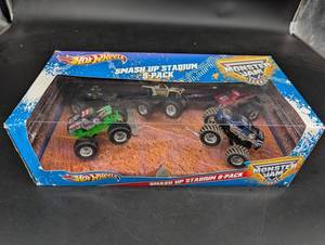 Hot Wheels Monster Jam Smash Up Stadium 5-Pack