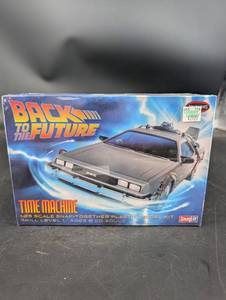 Polar Lights Back to the Future Time Machine 125 Scale Model Kit