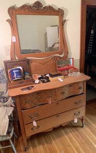 Vintage dresser with wishbone mirro...
