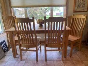 Oak table with 4 chairs and 2 leave...