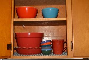 Pyrex bowls and other mugs, dishes...