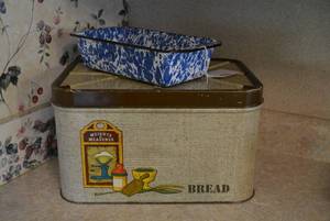 Metal bread box, enamel load pan an...