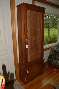 Gun cabinet, with key...
