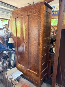 Very Nice Tiger Oak Cabinet wShelves
