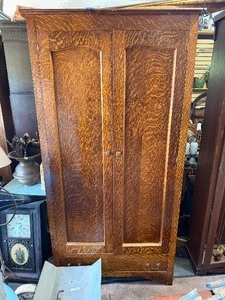 Very Nice Tiger Oak Cabinet wShelves