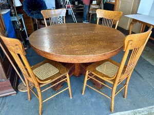Excellent Vintage Round Oak Dining Table wLeaves &amp 4 Chairs