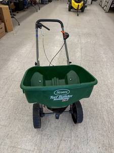Scotts Turf Builder Edgeguard DLX Broadcast Spreader