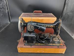 Vintage Singer Sewing Machine in Case