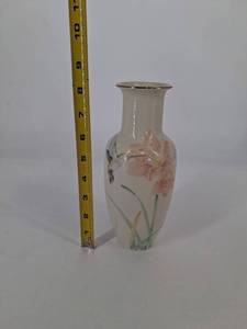 Crowning touch vase, made in Japan