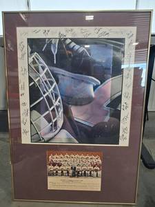 University of Minnesota Hockey Team Signed Framed Display 33 X 23 in