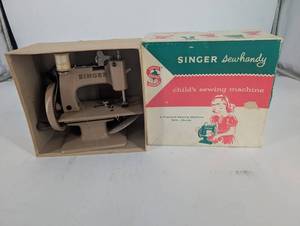 Vintage Singer Sewhandy Childs Sewing Machine With Box