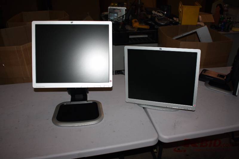 Lot of (2) 19 HP Compaq Computer Monitors Adjustable Bases Flat Screen LA1951G HSTND2751-C.