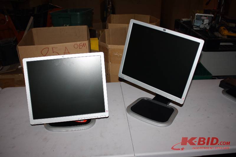 Lot of (2) 19 HP Compaq Computer Monitors Adjustable Bases Flat Screen LA1951G HSTND2751-C.