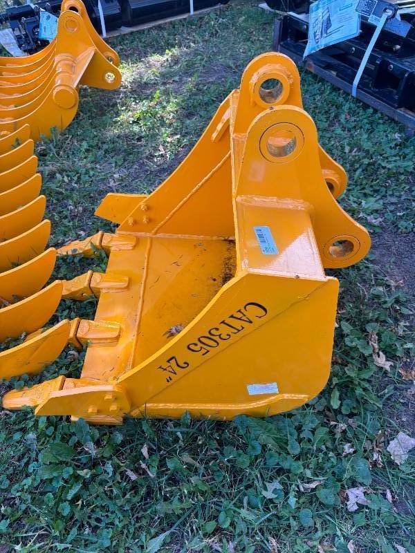 FUTURE CAT305 Excavator Bucket, 24 Inch
