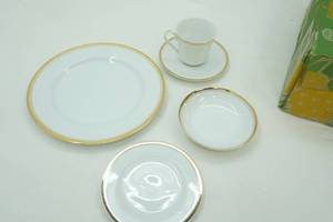 Sheffield Regency Gold Porcelain Fine China. vintage 1985 set.