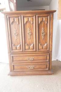 Vintage Wooden Dresser. 3 drawers, 2 shelves. 39Lx19Dx53H