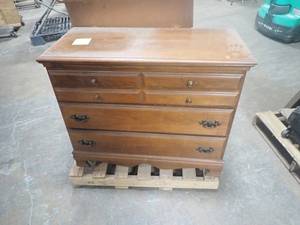 Vintage dresser in good condition. ,some small signs of wear. from the 1970s and would be a great project for a remodel.&nbsp