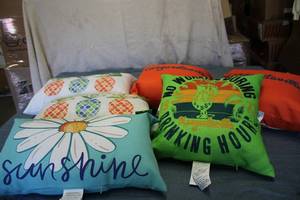 5 decorative pillows...