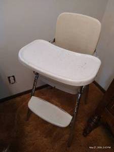 Metal Highchair w Tray in Great Useable Condition