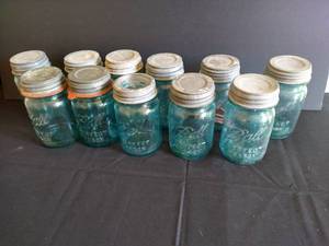 (11) Aqua Ball Perfect Mason Pint Jars w Lids