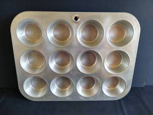 Mirror Aluminum 12-Cup Muffin Tin