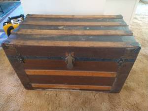 Pretty Old Trunk in Good Condition