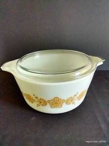 Pyrex 1.5 Quart Butterfly Gold Cinderella Bowl w Lid