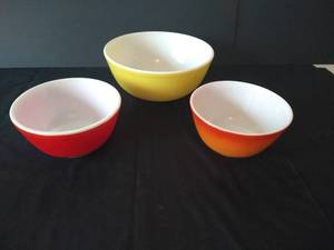 Pyrex Nesting Mixing Bowls