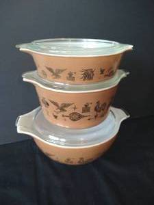 (3) Nesting Pyrex Early American Cinderella Bowls w Lids