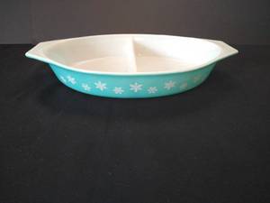 Pyrex Snowflake Divided 1.5 Quart Dish