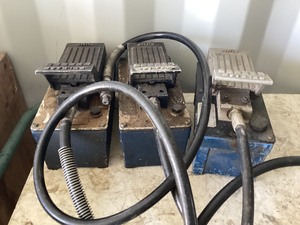3 Air over hydraulic pumps  with 2 cylinders
