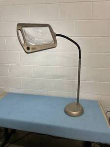 LED Magnifying  Magnifier Illuminated Floor Lamp