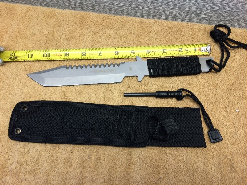 Defender Knife and flint - includes case