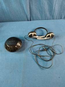 This item is the vintage Sony MDR-710 wired foldable headphones