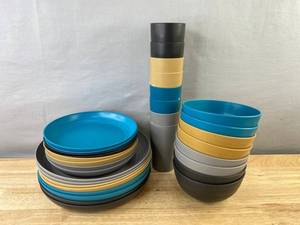 32-Piece Plastic Dishware Set in 4 Colors - Brand New