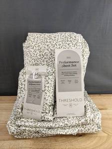 Threshold Performance King 4 Piece Sheet Set & Standard Pillowcases Vine Pattern, 2 Total - Brand New