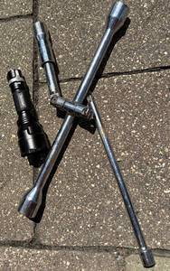 Vastfire C8 Flashlight & Lug Wrench Tool S