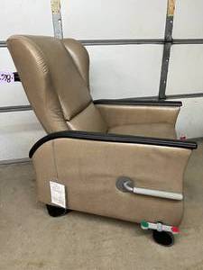 MSRP $2,500 Nemschoff Treatment Recliner, Mobile Clinical Recovery &amp Infusion Chair wFootrest Extension, Adjust Back &amp Caregiver Push Handle, Ideal for Dialysis, Oncology, Infusion, Recovery &amp Patient Treatment Areas Of Wear - See Pics